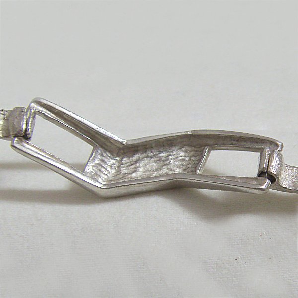 (b1270)Silver bracelet with wavy links.